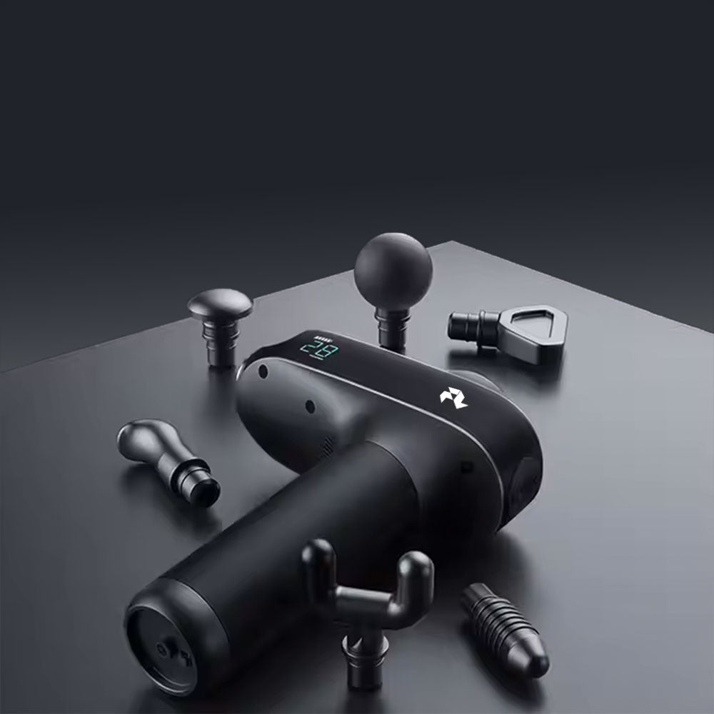 Athlète utilisant le pistolet de massage FAIS LE SPORT sur ses jambes – récupération rapide et soulagement efficace des courbatures.